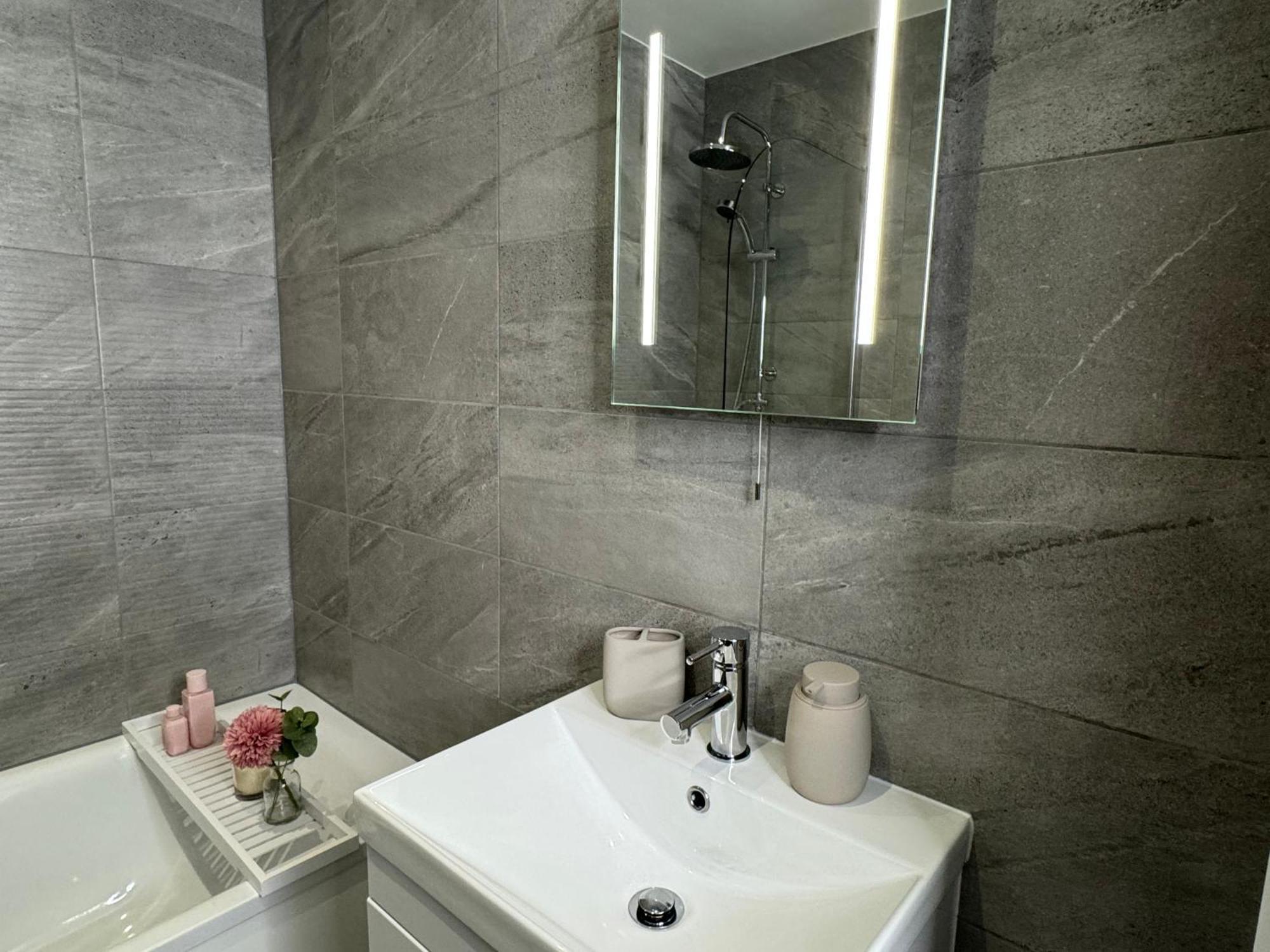 Elegant One Bedroom Apartment Swindon Exterior foto